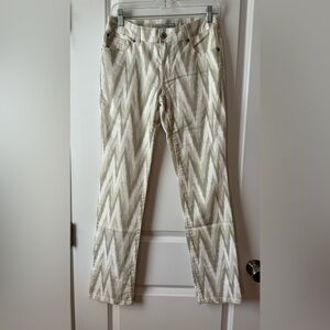 Chico’s Platinum Denim Grey & White Zigzag Pattern Straight Leg Jeans Size 00